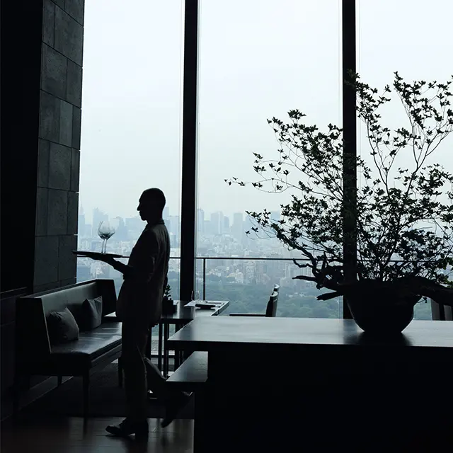 天候や時間帯で空間の雰囲気が変わる。夕景、夜景も見事