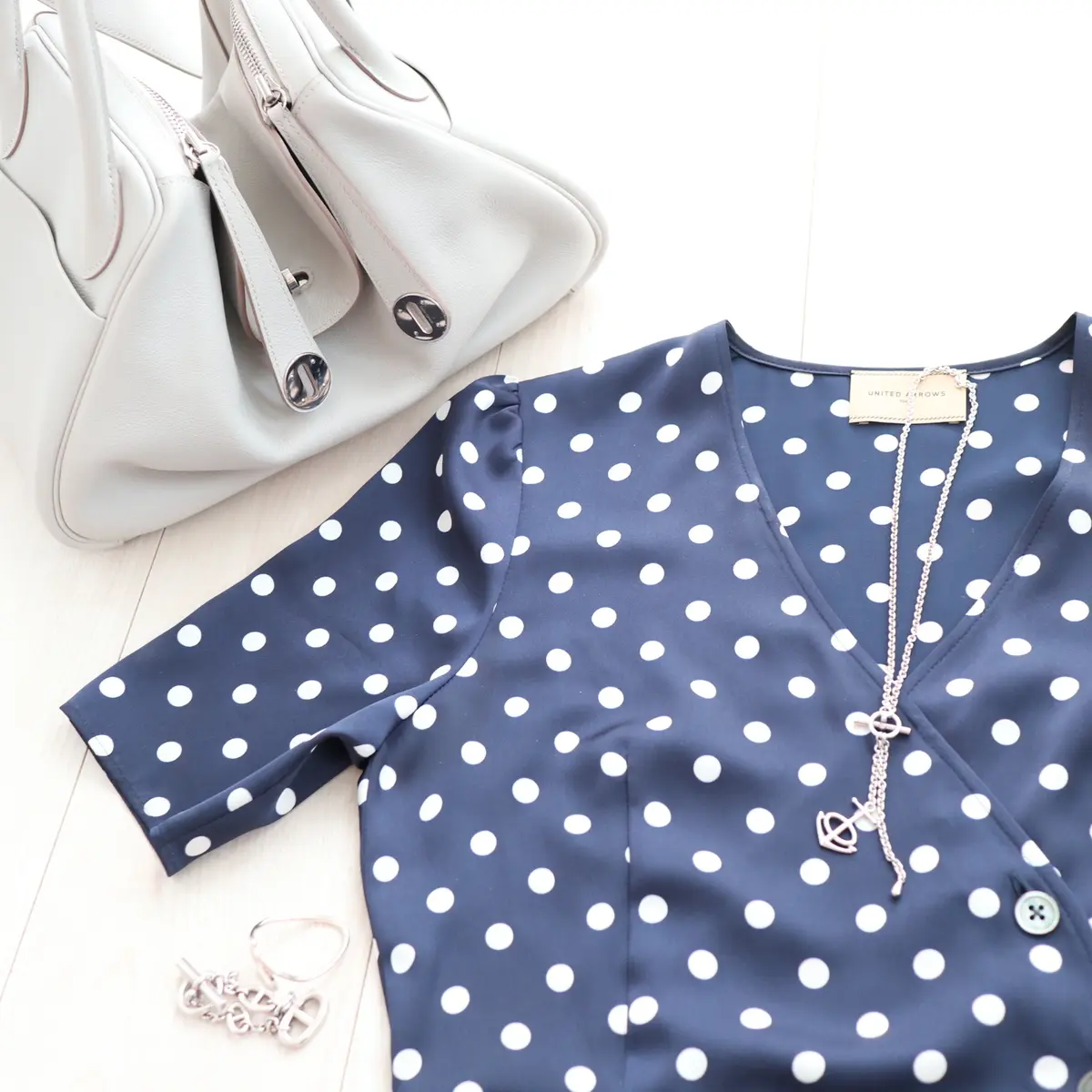 ネイビーのワンピース　水玉