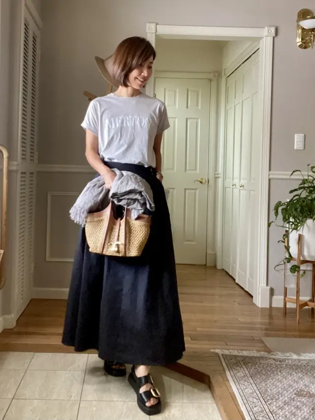 ロゴTでシンプルコーデの画像_1