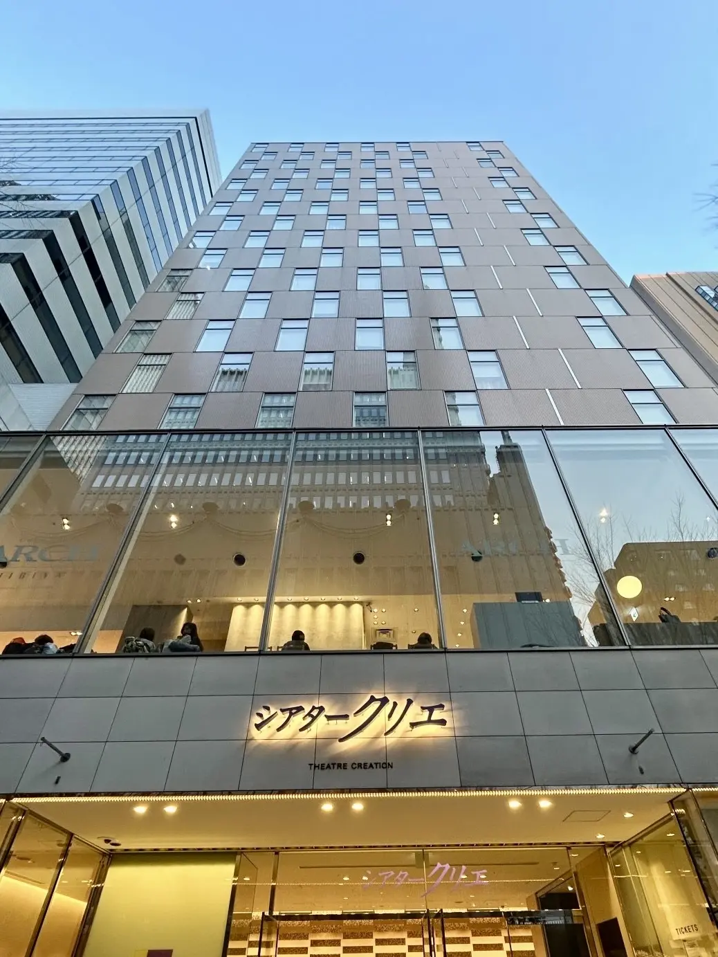 シアタークリエ前