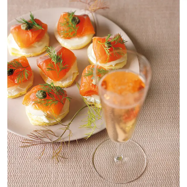 春色の信州サーモンを ふわふわパンケーキにのせて