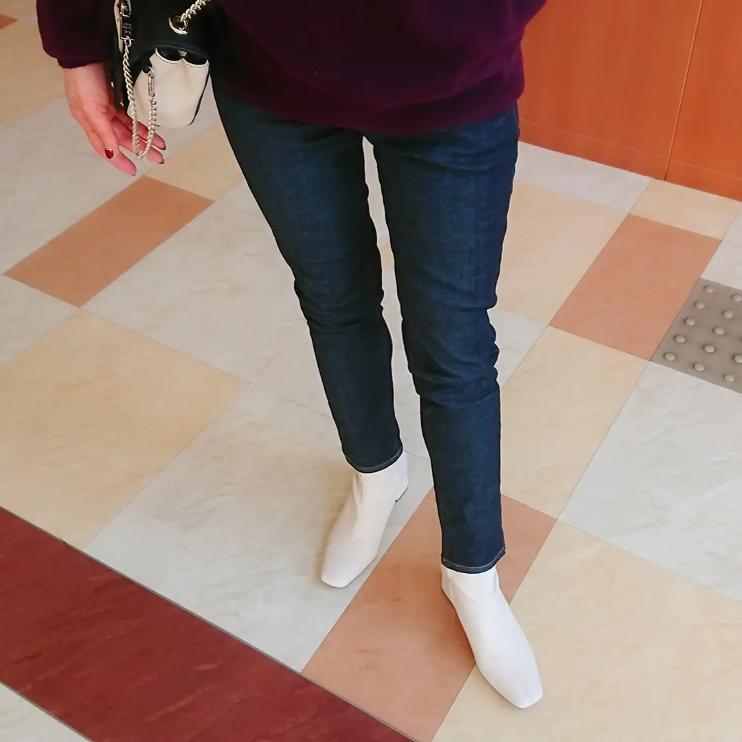 ボルドーニット  デニム  白ブーツ  チェーンバッグ