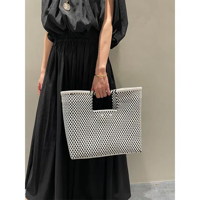 デパリエ ニュウマン新宿店 店長　若林あかりさん　身長162ｃｍ