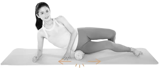 右側を下にして横になり、もものつけ根に巻いたバスタオルを置く