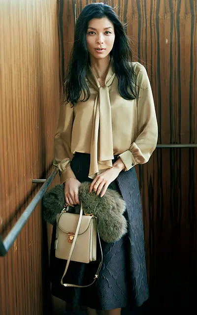 ゴールドベージュのブラウスとフレアスカートコーデの生方ななえ