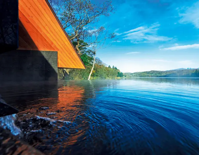 ポロト湖にせり出した露天風呂では、湖との一体感がある、開放感たっぷりの湯浴みを楽しめる