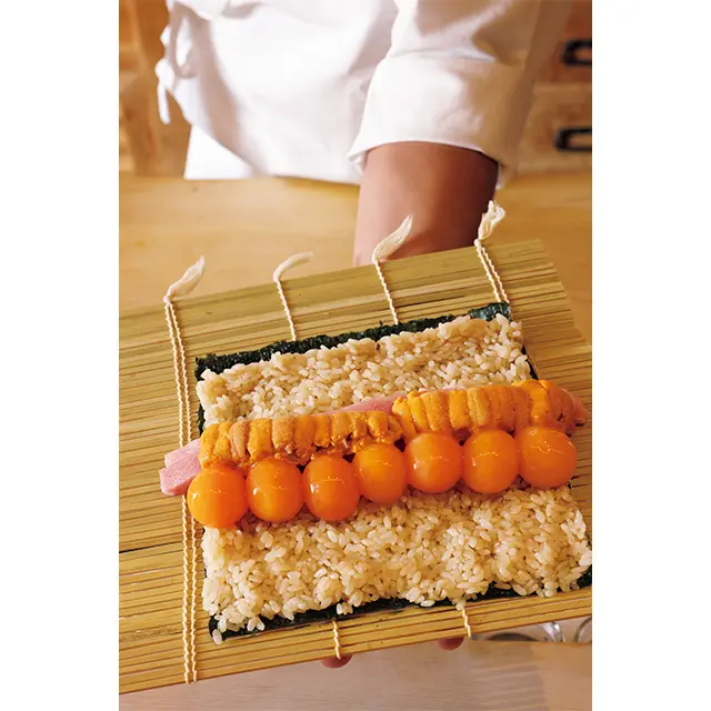 プレゼンテーションをしてからのりで巻い ていく。