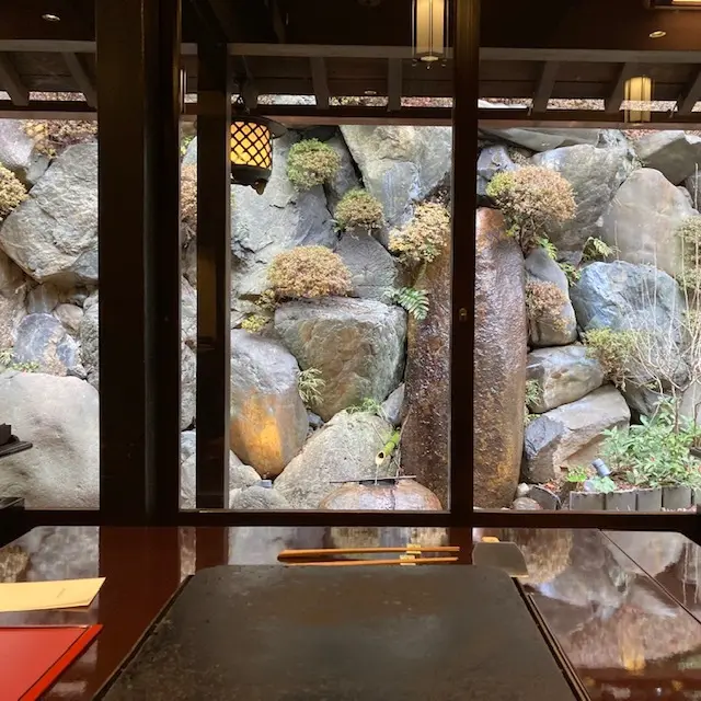 席から窓の外の庭を望む