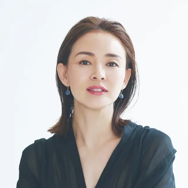 肌見せタイトアレンジは上品さと涼しげ印象を両立