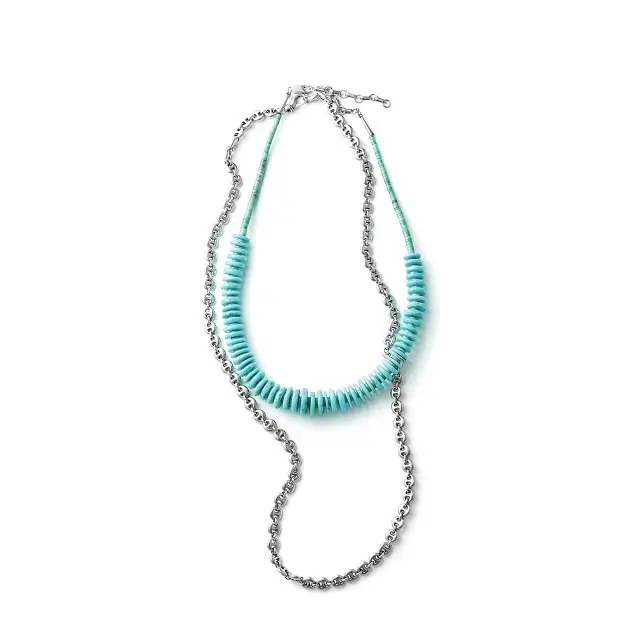ターコイズネックレス￥82,500（ハルポ）・チェーンネックレス￥158,400（ソフィー ブハイ）／以上エスケーパーズオンライン