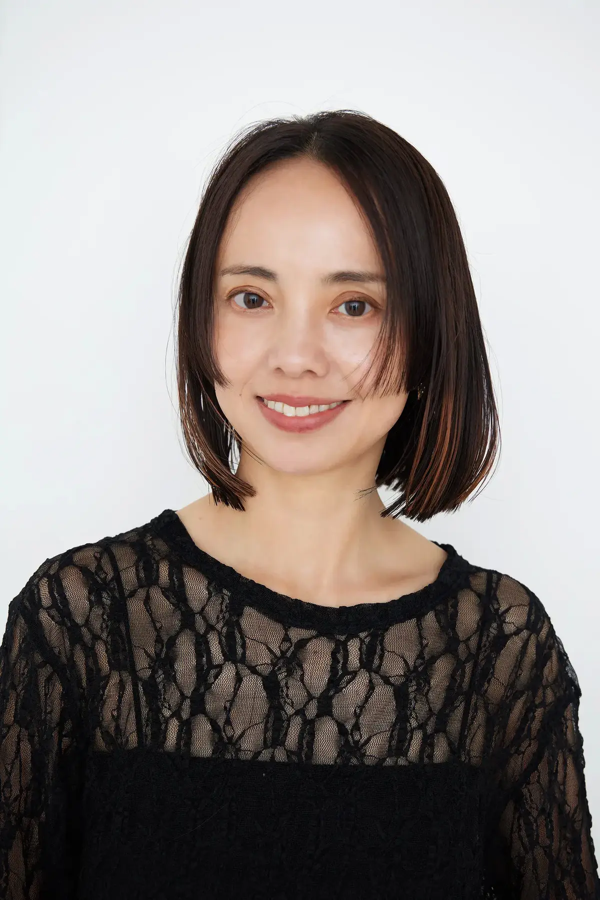 “フレーミングバング”のミディアムボブで、ほうれい線までカバー【50代髪型・ヘアスタイル】