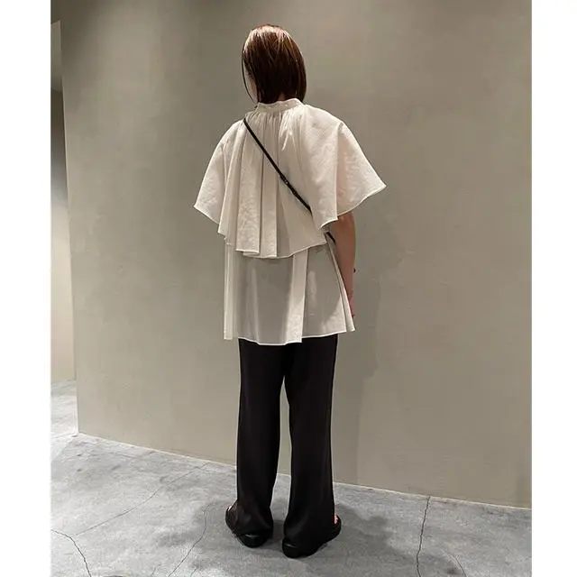 一枚で、上半身に華やぎをもたらしてくれるケープデザインがポイント