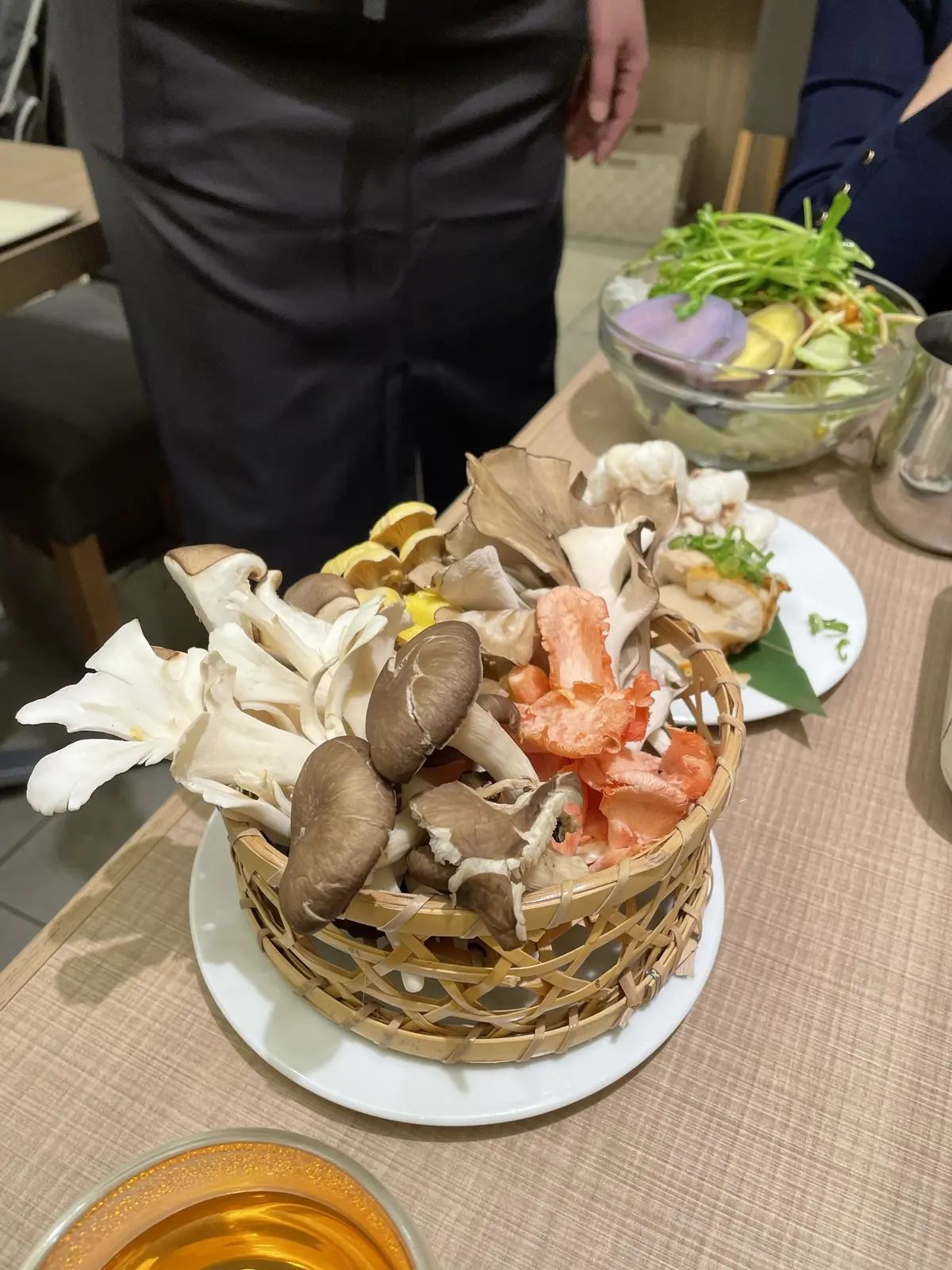 薬膳鍋、鍋、薬膳火鍋、火鍋、10ZEN、テンゼン、店内、女子会、ランチ、辛い、辛いスープ、滋養強壮、滋養強壮鍋、きのこ、キノコ、タモギダケ、トキイロシラタケ、ヒラタケ、具材、白舞茸、舞茸、まいたけ、牛モツ、牛モツ鍋。