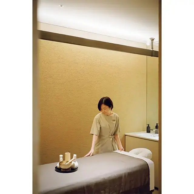 落ち着いた色合いでまとめられたトリートメントルーム