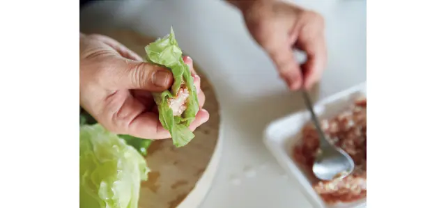 レタスでひき肉をはさむようにして包む。鍋に葉だけを入れた上にのせるとくずれにくい。
