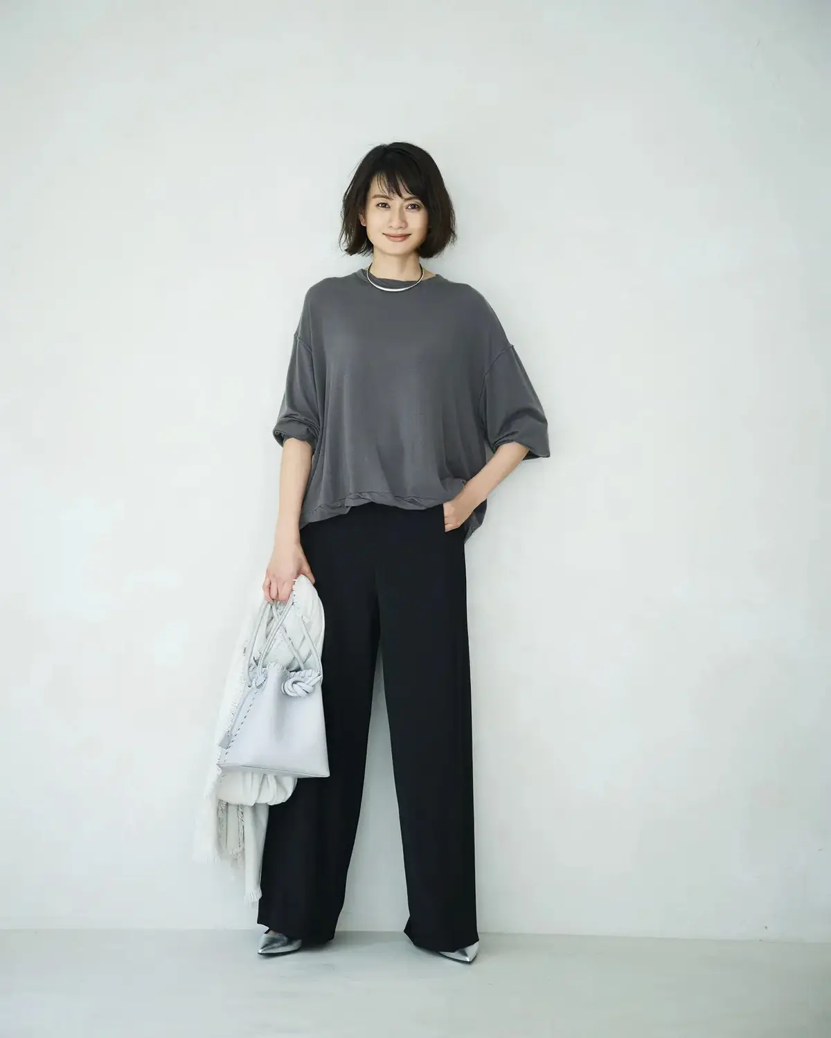 直線的な美シルエットでカジュアルも端正な印象が叶う