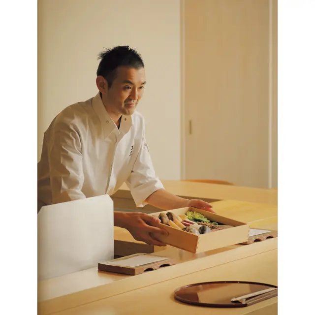 京都の料理旅館『吉川』で培った、胃にもたれない薄衣の天ぷらを信条とする店主の長谷川隆次さん