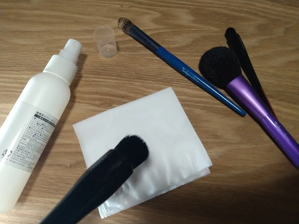 メイクブラシ、スプレー、ティッシュ