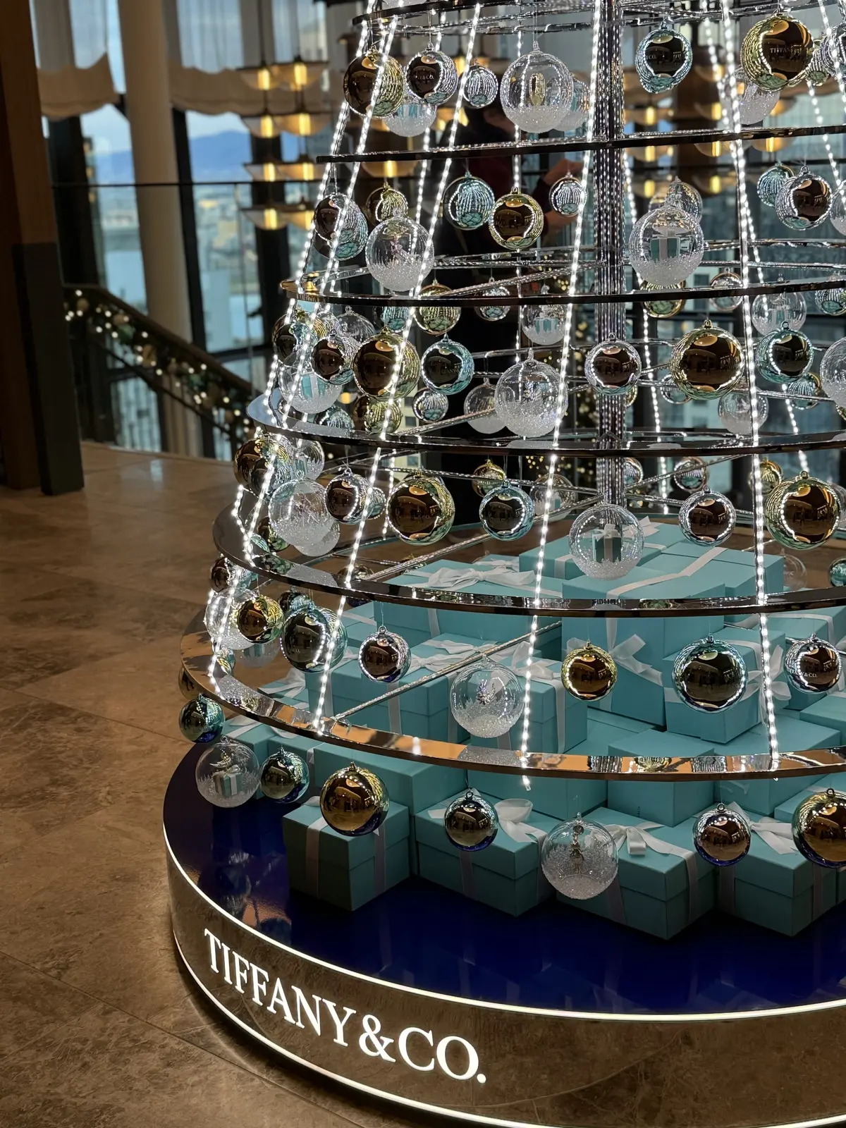 大阪　ウォルドーフ・アストリア大阪　ティファニーコラボ　クリスマス　クリスマスツリー　ピーコックアレー　ティファニー　ティファニーツリー　ティファニーブルー　クリスマスツリー　ZARA デニムワンピース　デニムミディワンピース　　