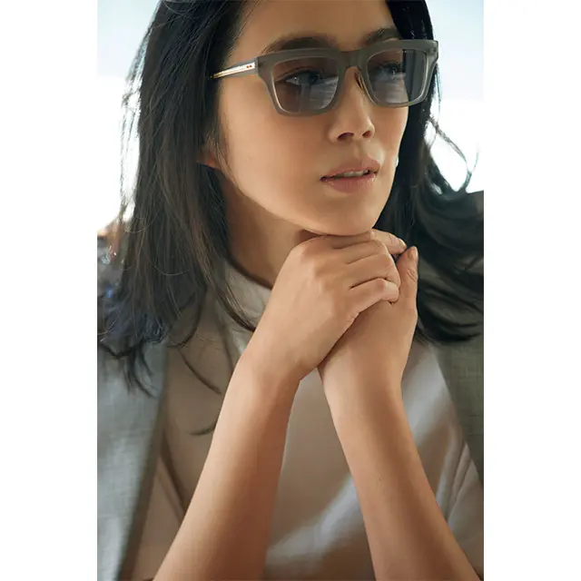 目が切れ長の人や眉がまっすぐの人は、スクエアフレームがよく似合う。