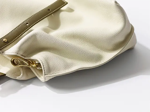 柔らかな持ち心地でありながら、丈夫な天然シュリンクレザー製