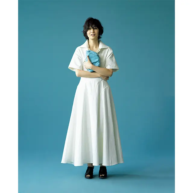 富岡佳子　ホワイトとの組み合わせでブルーがよりクリアに輝く