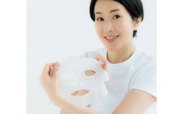 《3》マスクをクルッと裏返しにして、乳液が塗ってある面を顔にはり、さらに10分。