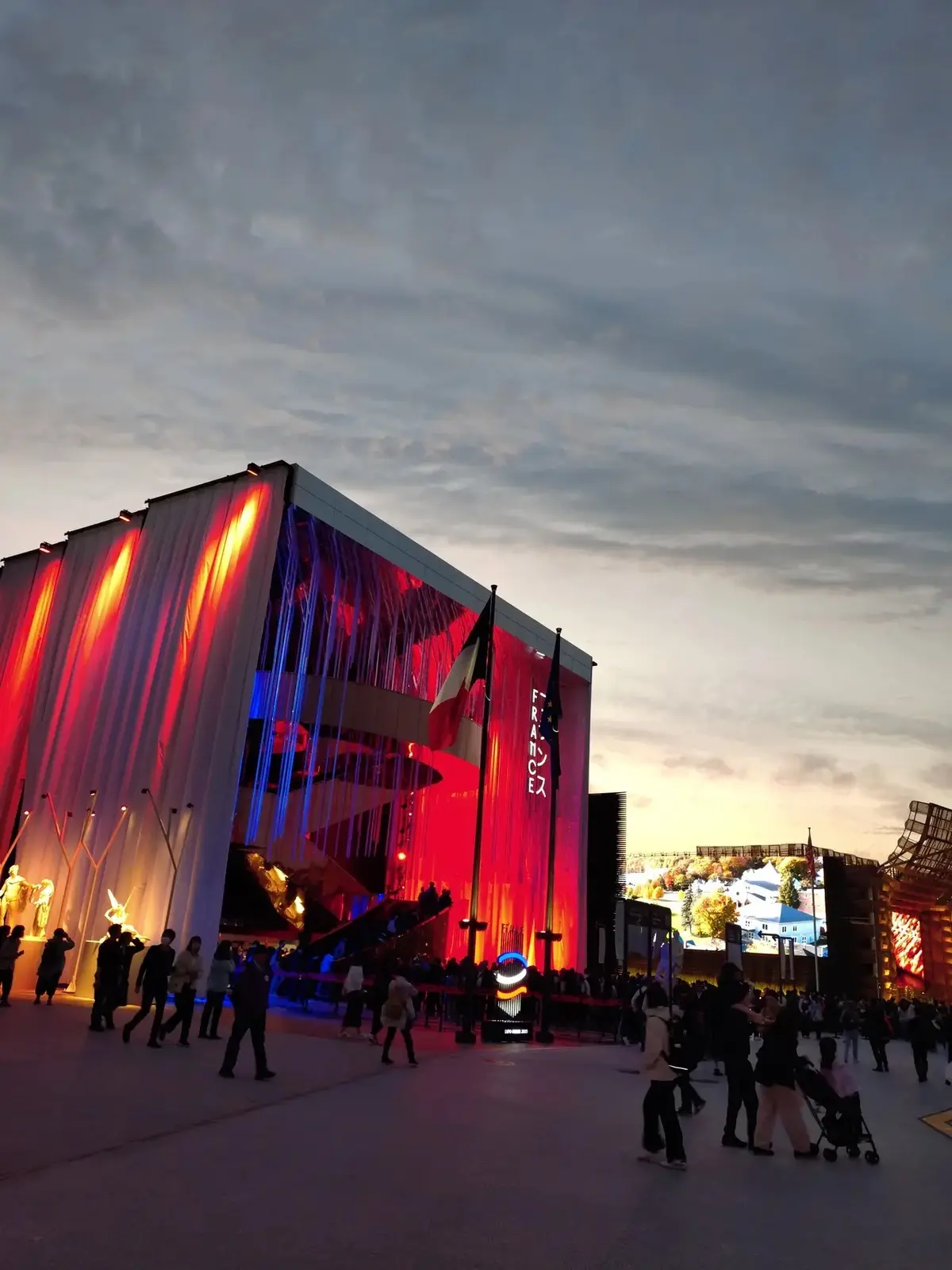 ライトアップされたフランス館