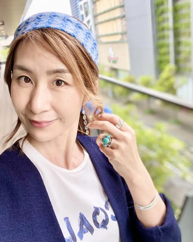 スカーフ巻きは白髪隠しに