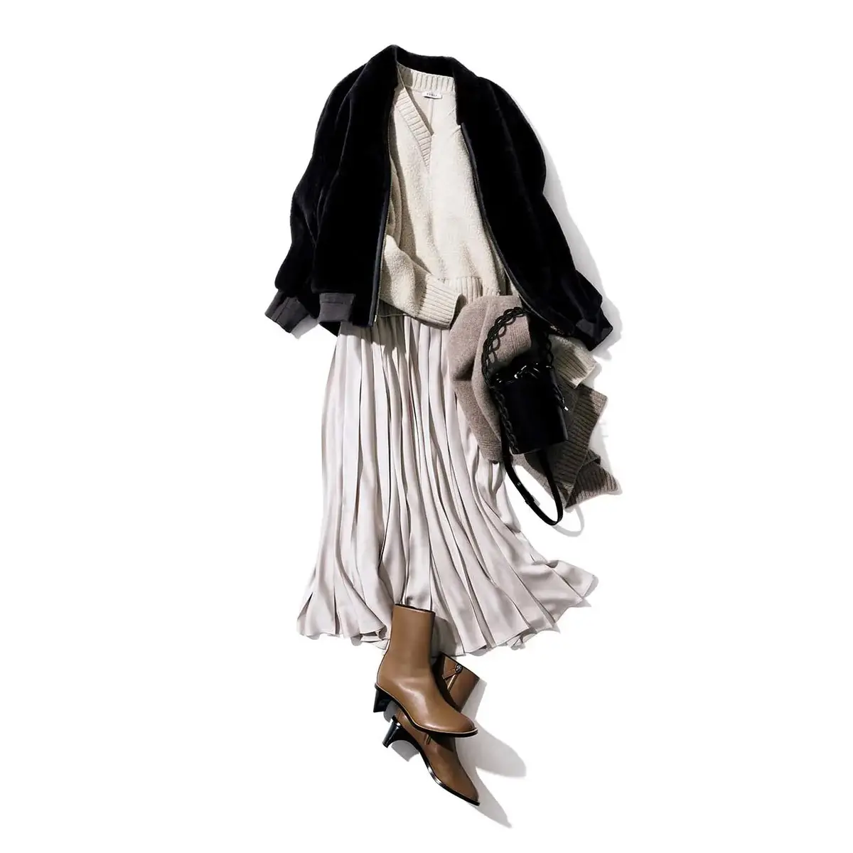 クラシカルなプリーツスカートは、淡色の光沢素材で今っぽく更新