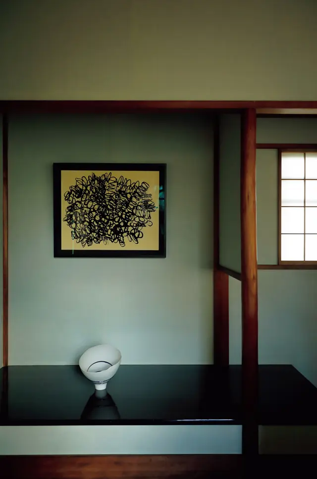 床の間には、正延正俊のドローイングと福本双紅の磁器を組み合わせて。