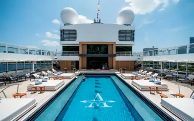 広々としたアルバトロスプールがある11デッキはまるで洋上のリゾート空間