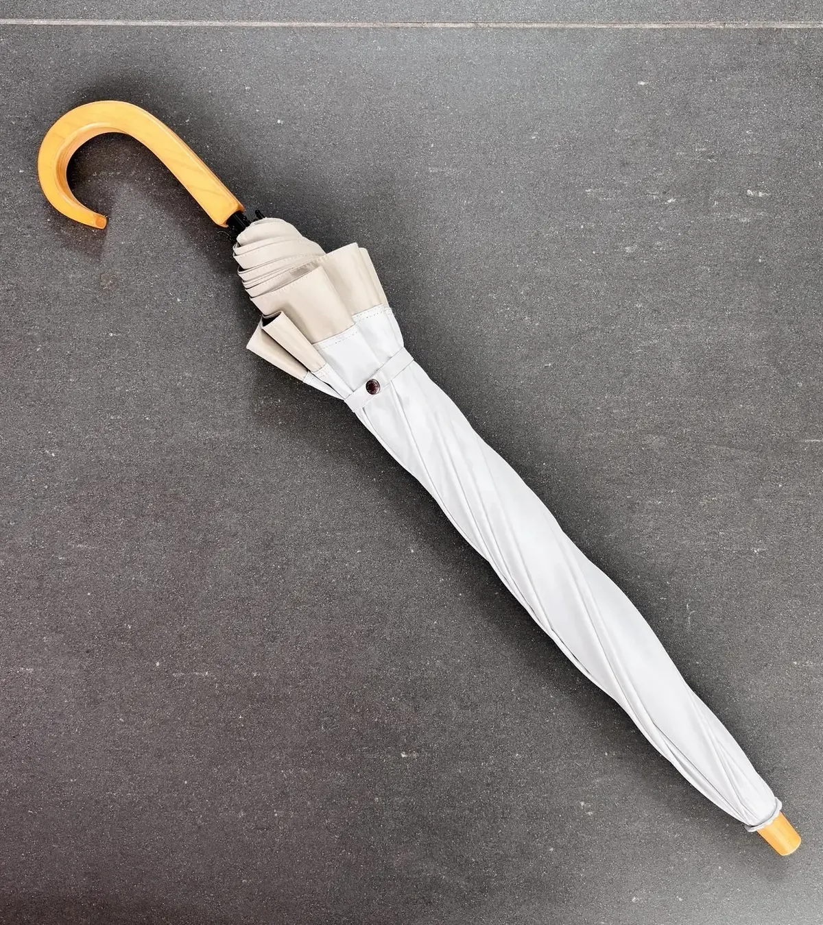 サンバリア100にUVO……人気の”完全遮光日傘”を愛用中の40代・50代をスナップ！【エクラ 華組の日傘スナップ vol.1】