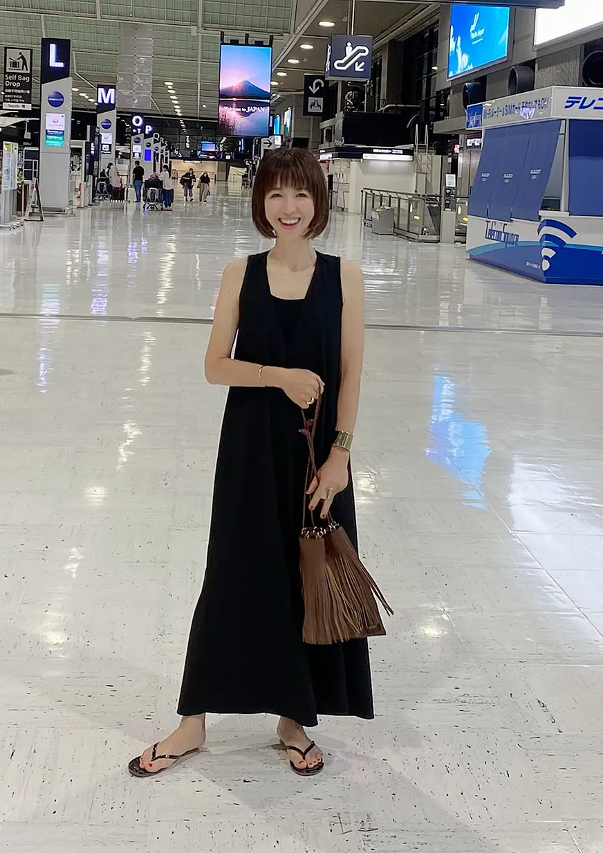 ZARAのシンプルなブラックドレス