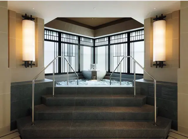 スパ内のジェットバスも、素敵なアールデコ調