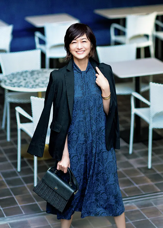 シックな配色なのに華がある「プリントのワンピース」で気分は上々！