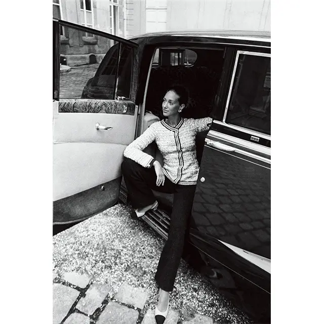 ノーカラージャケットにパンツを軽快に合わせた女優マリサ・ベレンスン