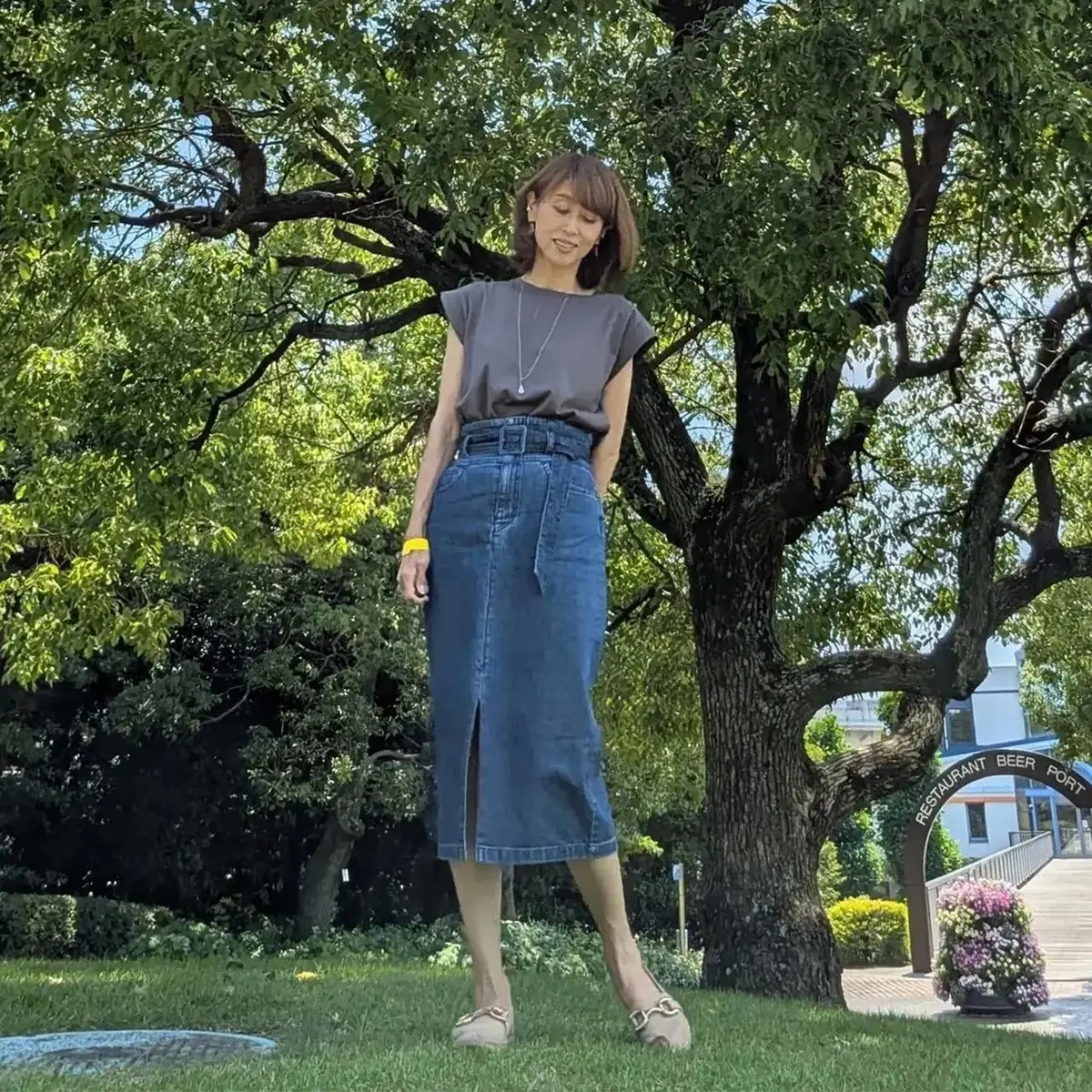 【おしゃれな50代のTシャツコーデ5選】シンプルになりすぎない工夫も！一枚でサマになる大人の着こなし