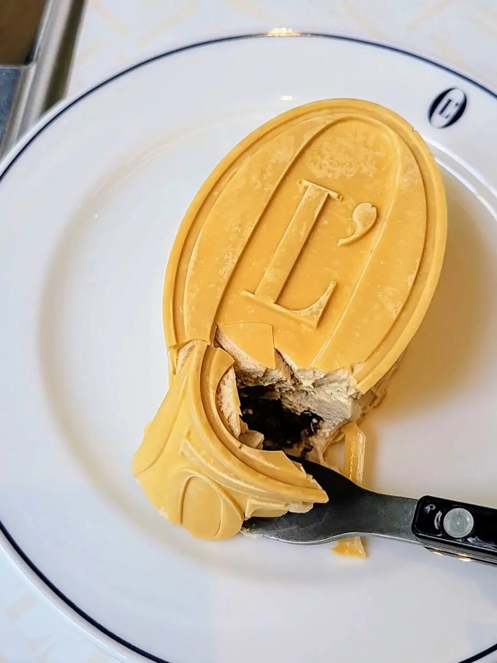 表参道カフェ、ロシフェルコーヒー、モカケーキ、ラテアート、40代ファッション、ネイビースタイル、L'OFFICIEL COFFEE