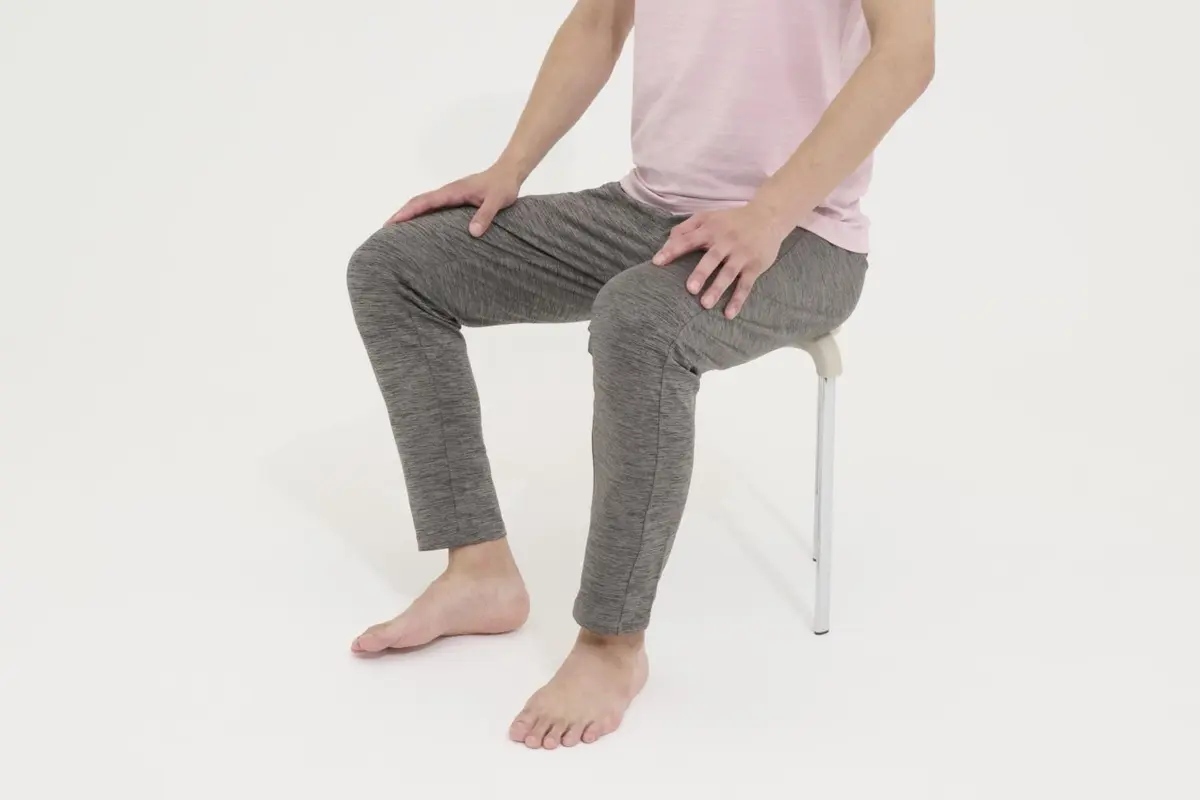 OurAge×Webエクラ　１）椅子に座り、右足小指側の出っ張ったところを確認して、しっかりと床につけます。親指側は浮かせて、股関節はある程度開きます。-2