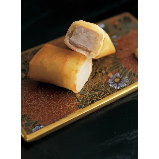 「おでん春巻き」（ランチ、ディナーのコースから）味のしみたおでん種の大根と千葉産オリヴィアポークの塩麴漬けを重ねて春巻きに