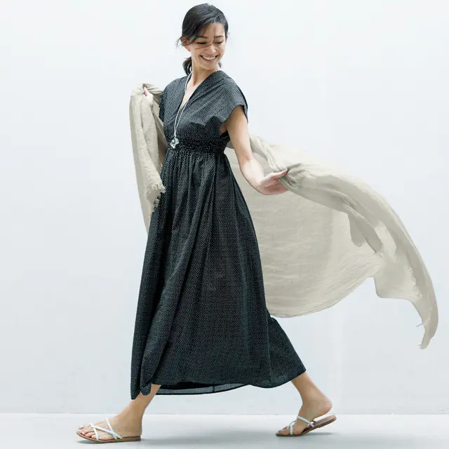 マリハのワンピースとエンリカのストールコーデのRINA