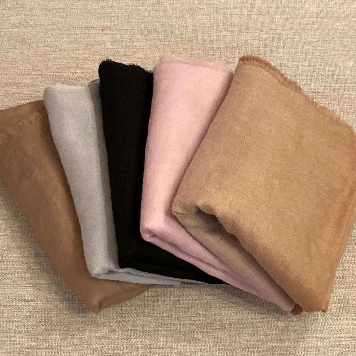 様々な色のカシミアのストール