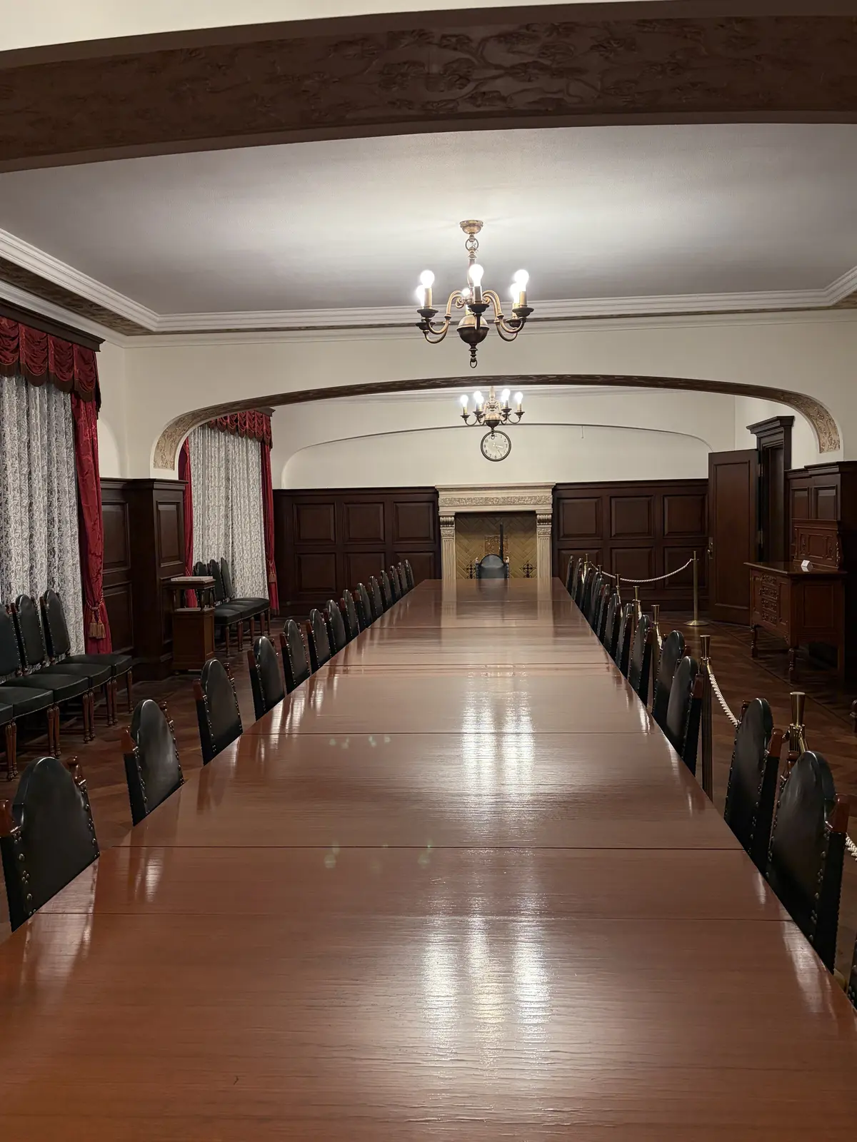 重役が揃う会議室