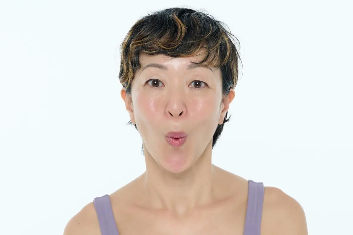 OurAge×Webエクラ 40代50代　ゲソ顔対策エクササイズ 軽く口角を上げながら、頰を膨らます