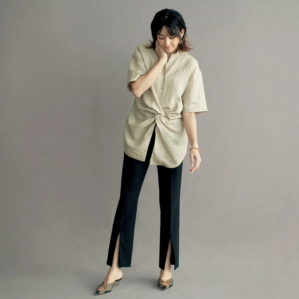 CINOH リネンギャザーブラウス、スリット入りテーパードパンツ