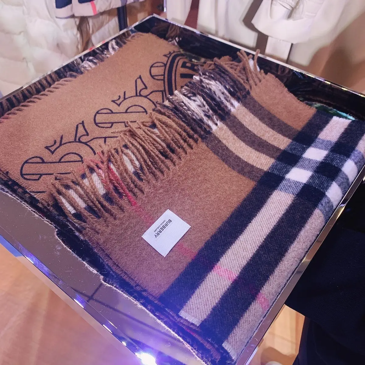 バーバリーのTBロゴとチェックのリバーシブルマフラー