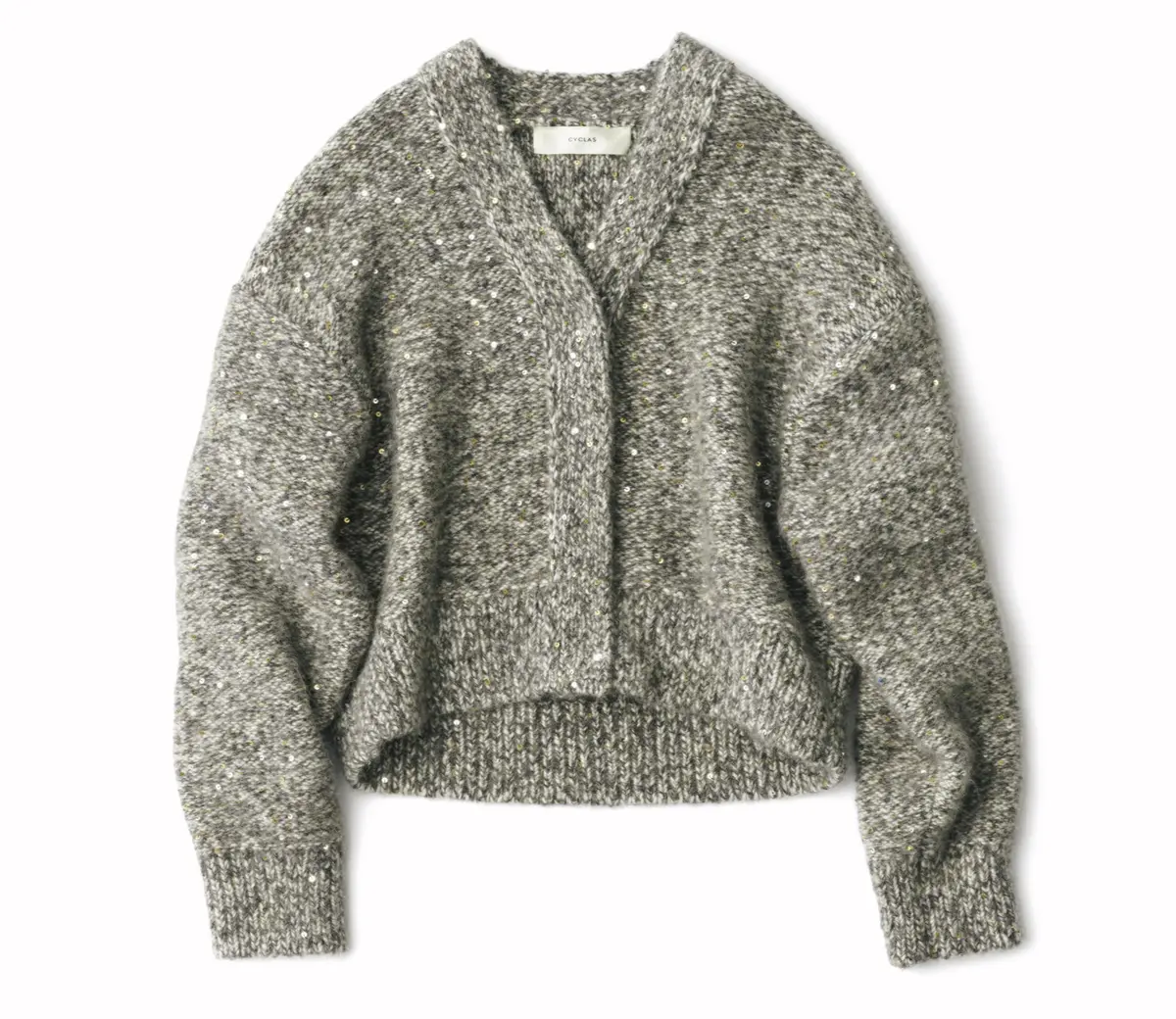 スパンコールの輝きで 気持ちまで明るくはずんで　ふっくらと編み立て たアルパカニットに、スパンコールが優美にきらめい て。きれいめなウエスト丈でお出かけにもぴったり。 カーディガン￥143,000／ザ シークレットクロゼット 六本木店（シクラス）　