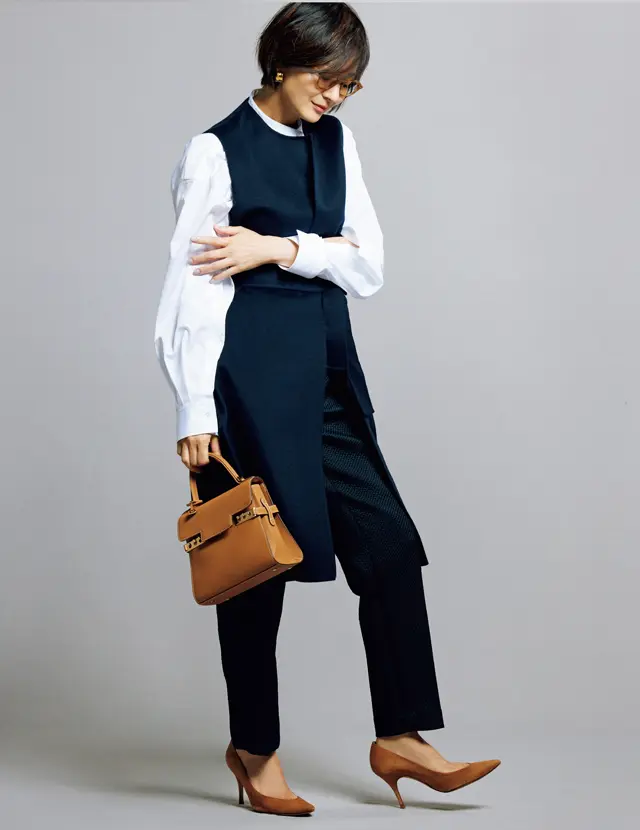 ミニマル＆モダンさの中にひとさじの温かみを添えるベージュ小物が印象的な富岡佳子