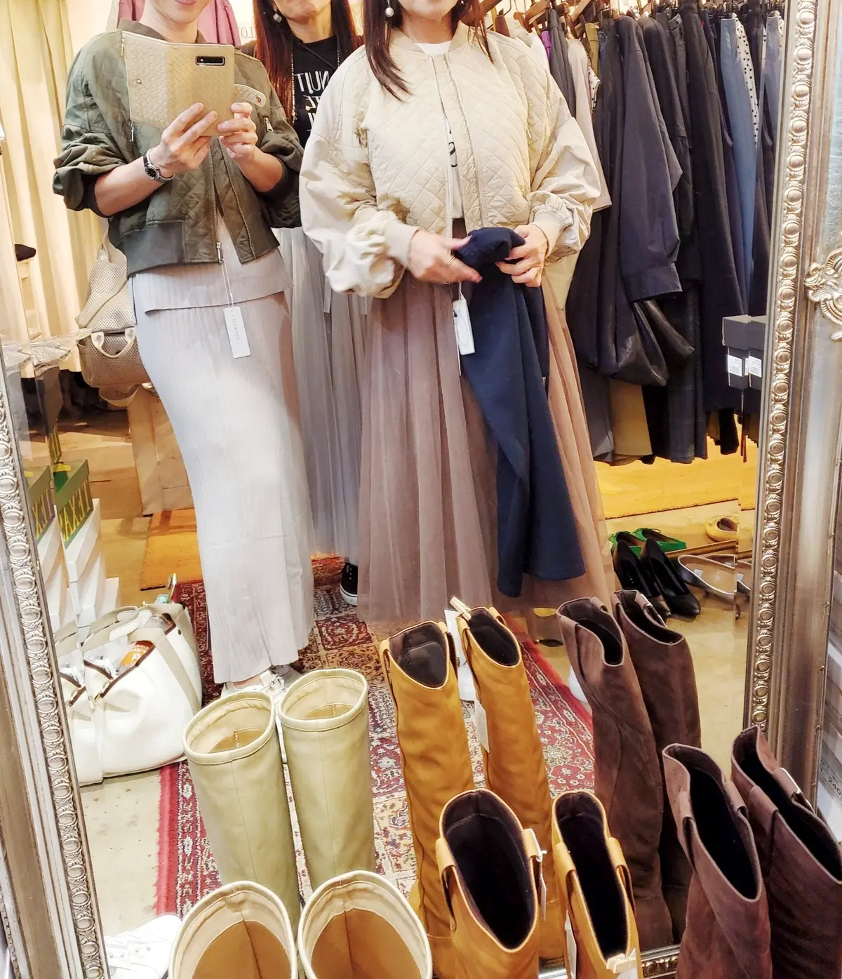 たくさん試着もさせて頂きました。お揃いで色違いのMA-1を着て悩む私達(^^;